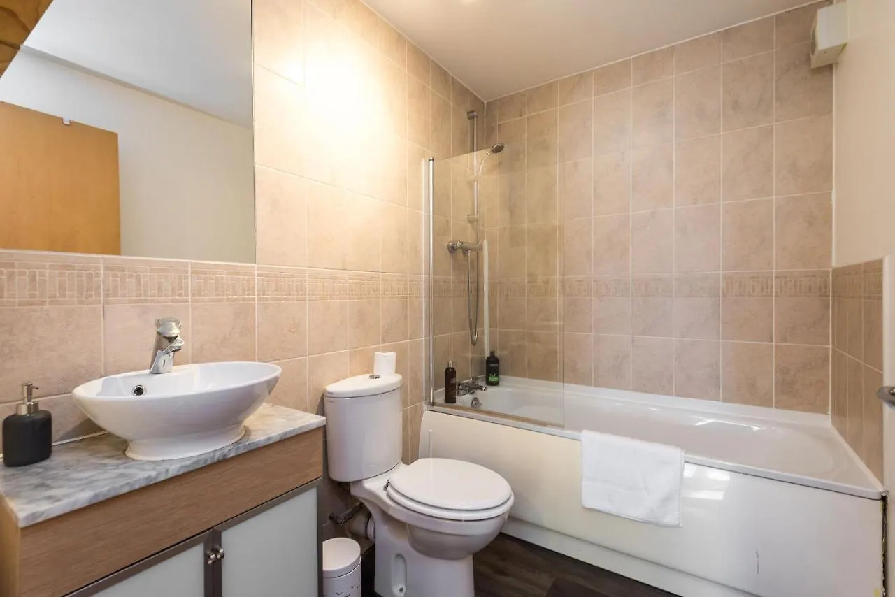 Modern Spacious 3 Bedroom City Centre Apartment - Free Parking - Private Balcony Edinburgh