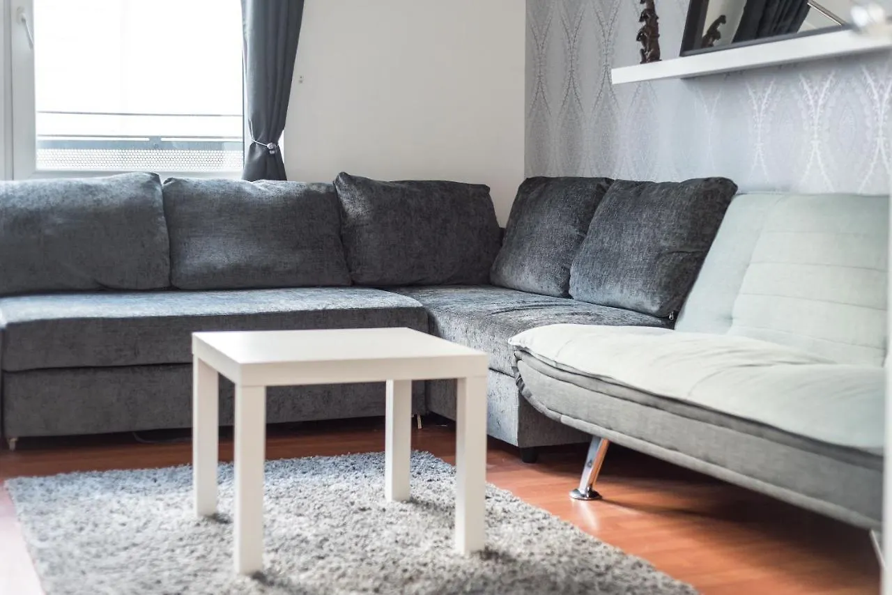Modern Spacious 3 Bedroom City Centre Apartment - Free Parking - Private Balcony Edinburgh