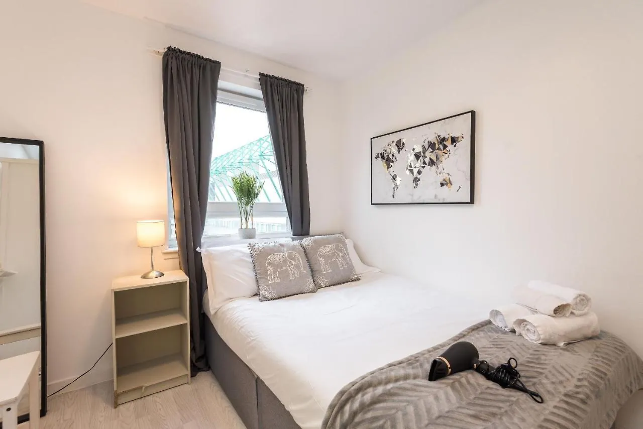 Modern Spacious 3 Bedroom City Centre Apartment - Free Parking - Private Balcony Edinburgh United Kingdom