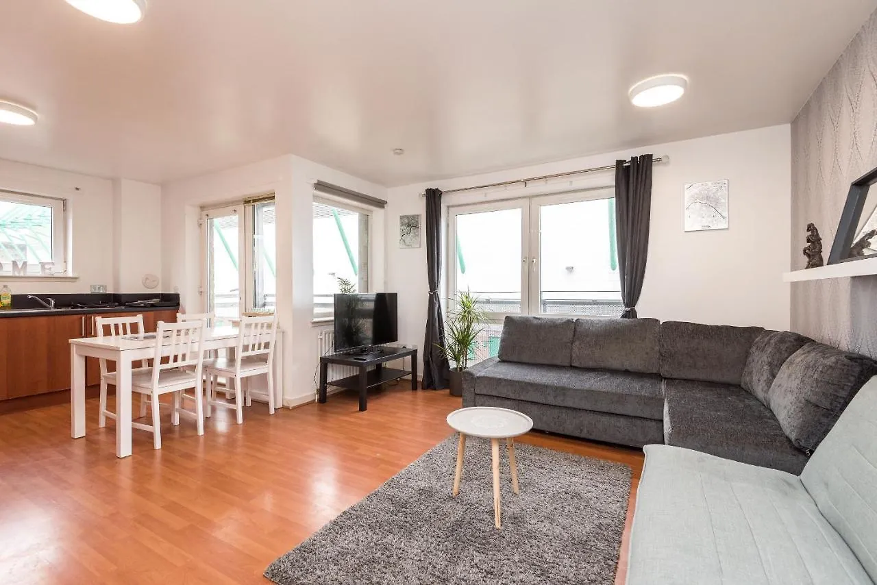 Modern Spacious 3 Bedroom City Centre Apartment - Free Parking - Private Balcony Edinburgh 0*,  United Kingdom