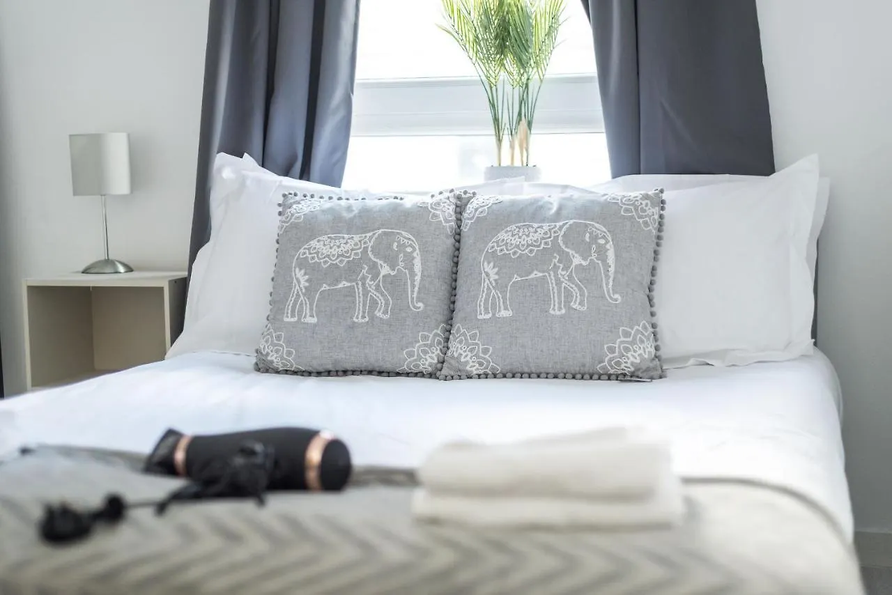 Modern Spacious 3 Bedroom City Centre Apartment - Free Parking - Private Balcony Edinburgh