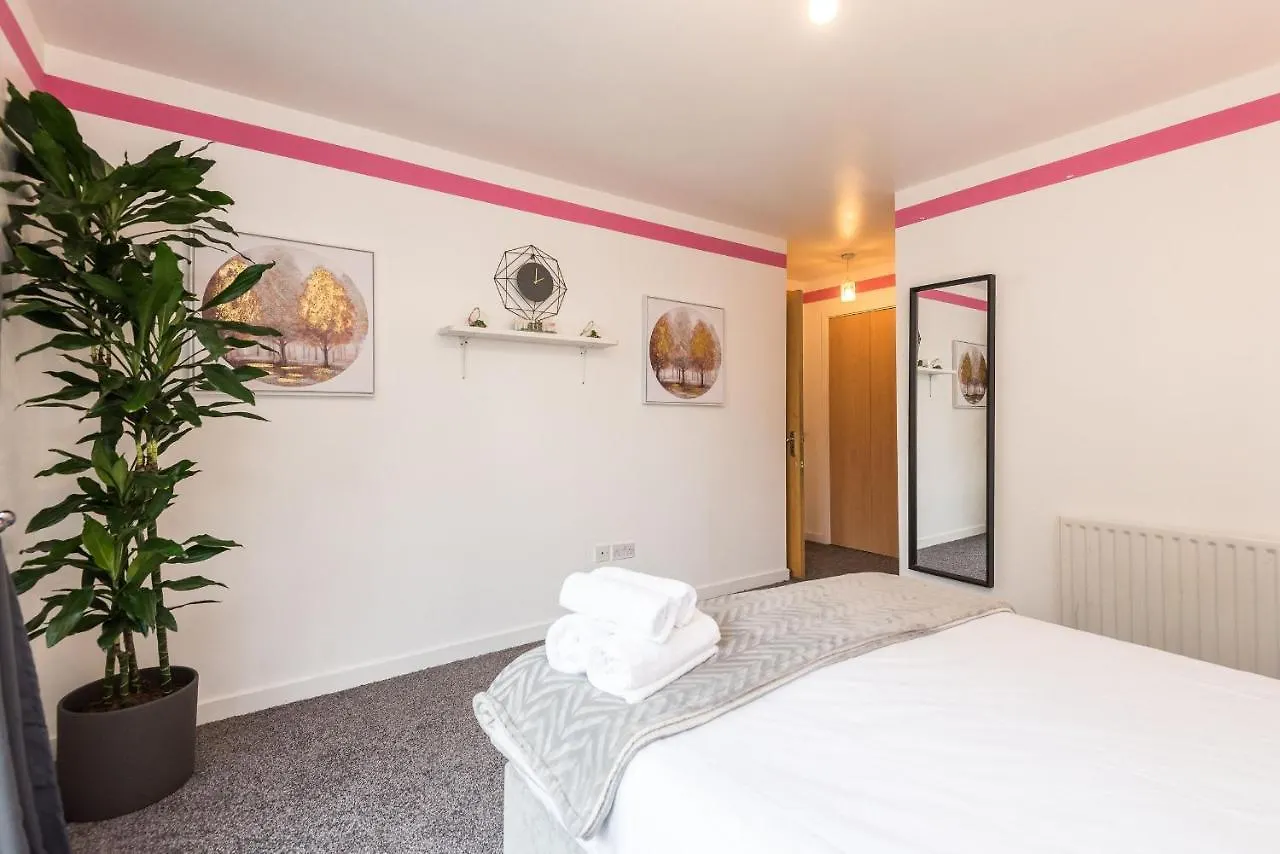 Modern Spacious 3 Bedroom City Centre Apartment - Free Parking - Private Balcony Edinburgh