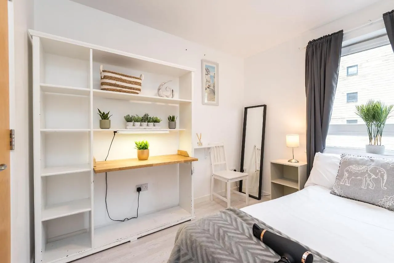 Modern Spacious 3 Bedroom City Centre Apartment - Free Parking - Private Balcony Edinburgh United Kingdom