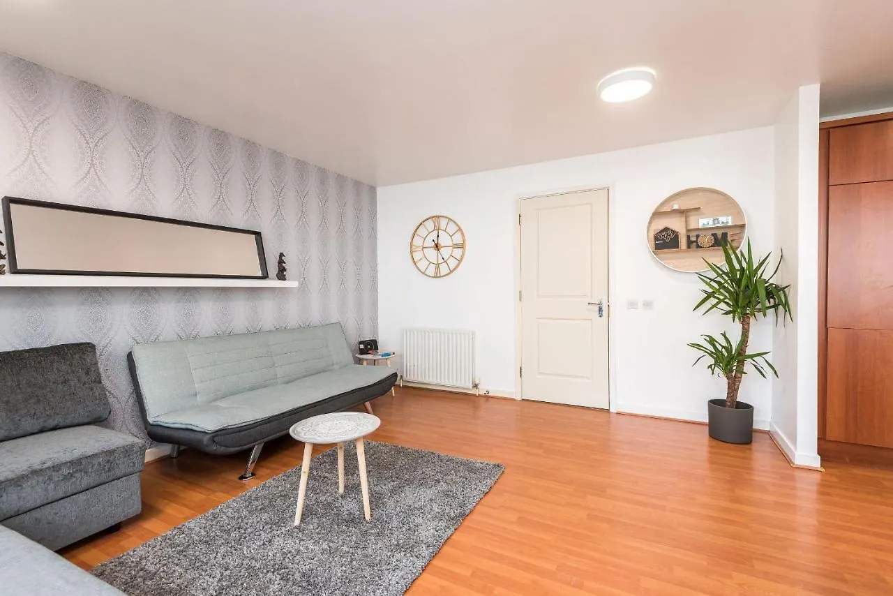 Modern Spacious 3 Bedroom City Centre Apartment - Free Parking - Private Balcony Edinburgh