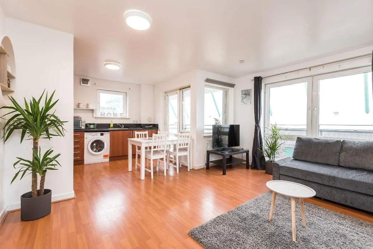 Modern Spacious 3 Bedroom City Centre Apartment - Free Parking - Private Balcony Edinburgh