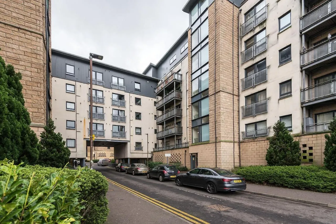 Modern Spacious 3 Bedroom City Centre Apartment - Free Parking - Private Balcony Edinburgh