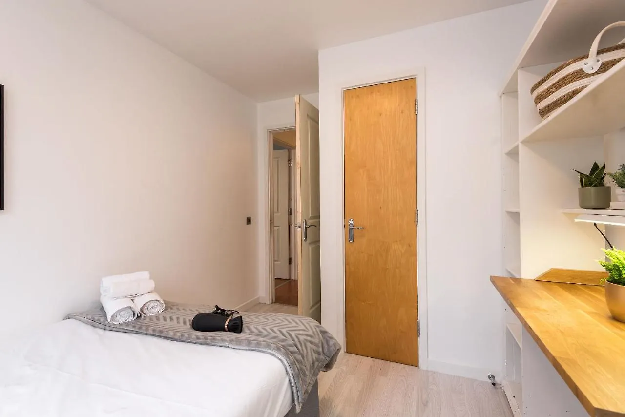 Modern Spacious 3 Bedroom City Centre Apartment - Free Parking - Private Balcony Edinburgh