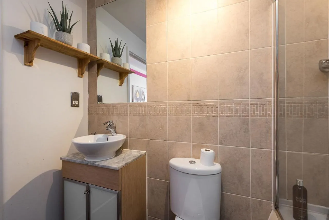 Modern Spacious 3 Bedroom City Centre Apartment - Free Parking - Private Balcony Edinburgh 0*,