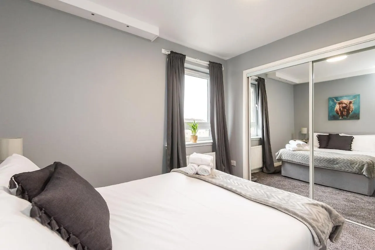 Modern Spacious 3 Bedroom City Centre Apartment - Free Parking - Private Balcony Edinburgh