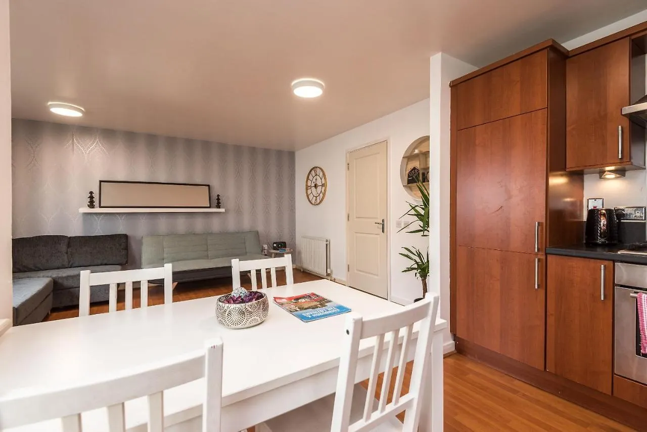 Modern Spacious 3 Bedroom City Centre Apartment - Free Parking - Private Balcony Edinburgh