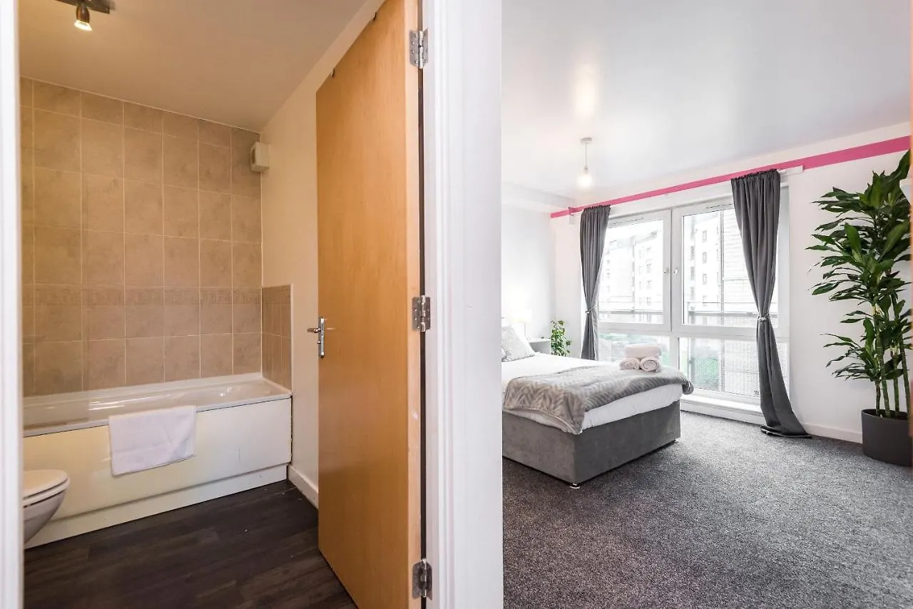 Modern Spacious 3 Bedroom City Centre Apartment - Free Parking - Private Balcony Edinburgh
