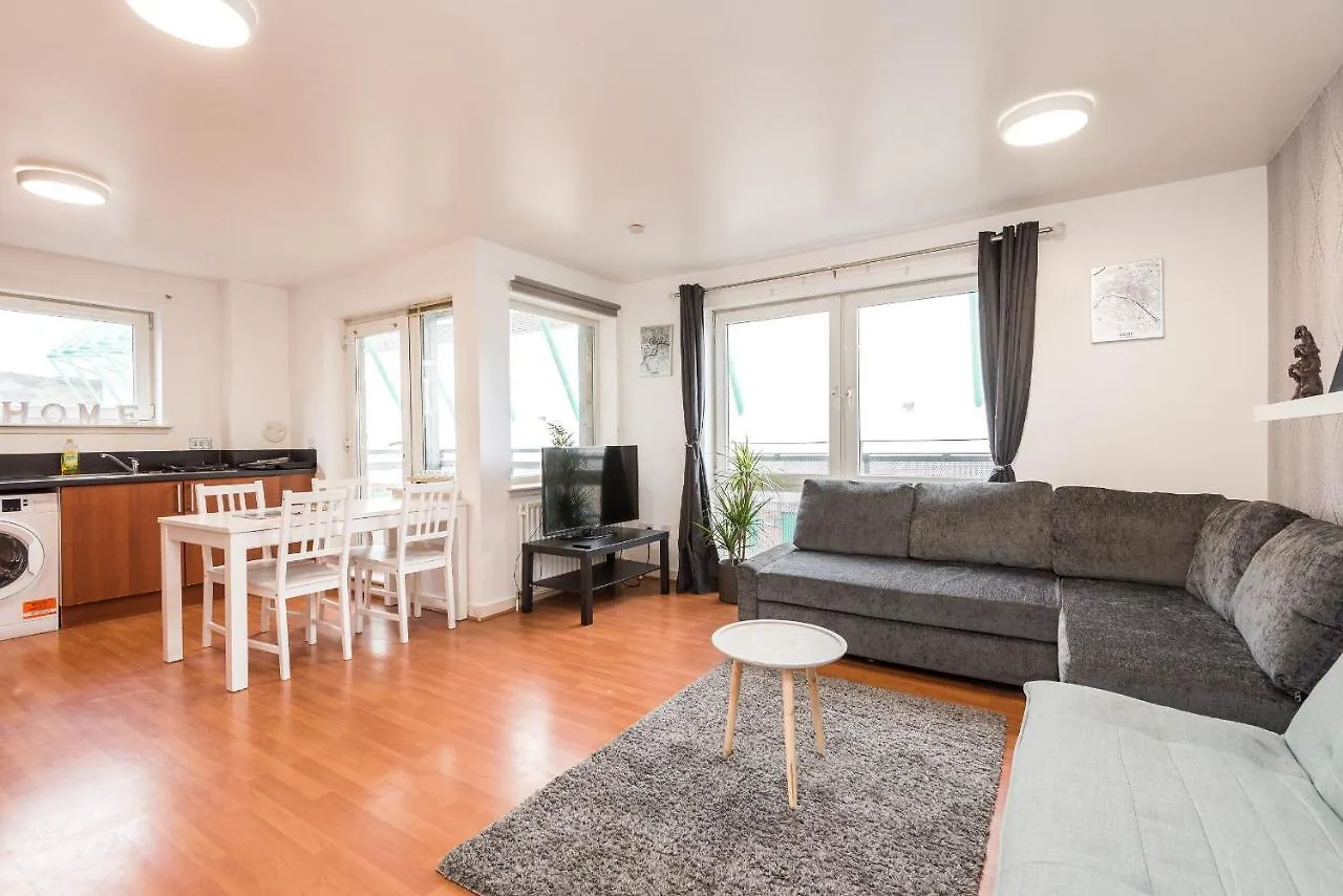 Modern Spacious 3 Bedroom City Centre Apartment - Free Parking - Private Balcony Edinburgh United Kingdom