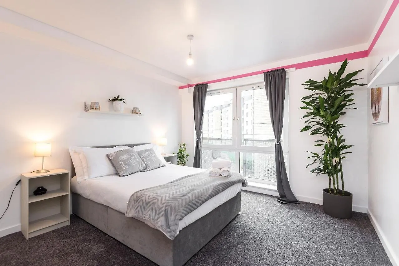 Modern Spacious 3 Bedroom City Centre Apartment - Free Parking - Private Balcony Edinburgh 0*,  United Kingdom