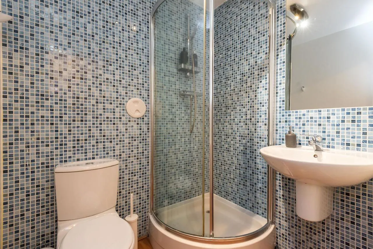 Modern Spacious 3 Bedroom City Centre Apartment - Free Parking - Private Balcony Edinburgh