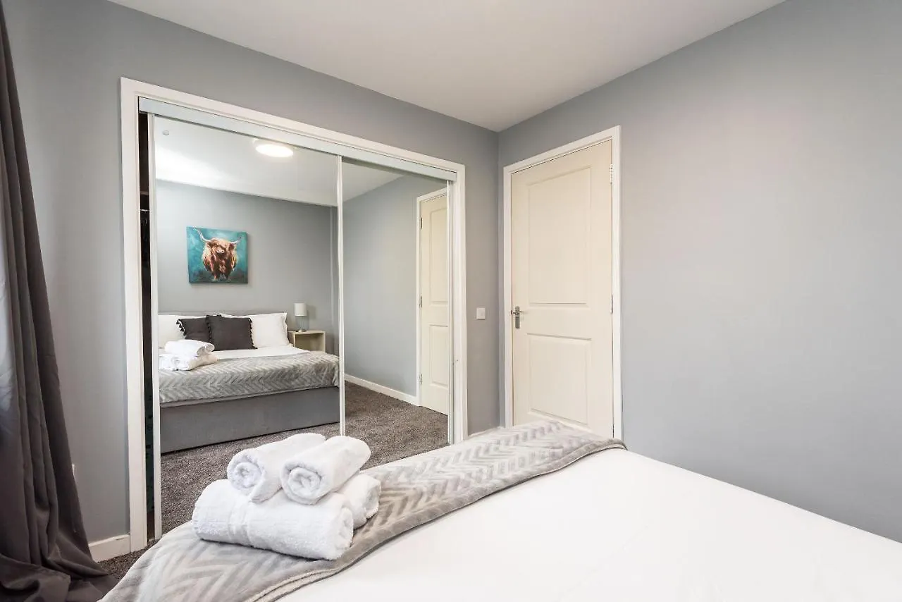 Modern Spacious 3 Bedroom City Centre Apartment - Free Parking - Private Balcony Edinburgh