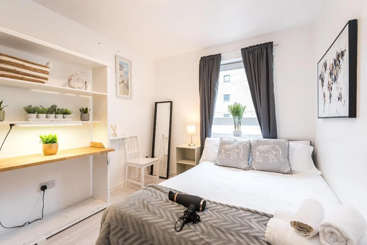 Modern Spacious 3 Bedroom City Centre Apartment - Free Parking - Private Balcony Edinburgh
