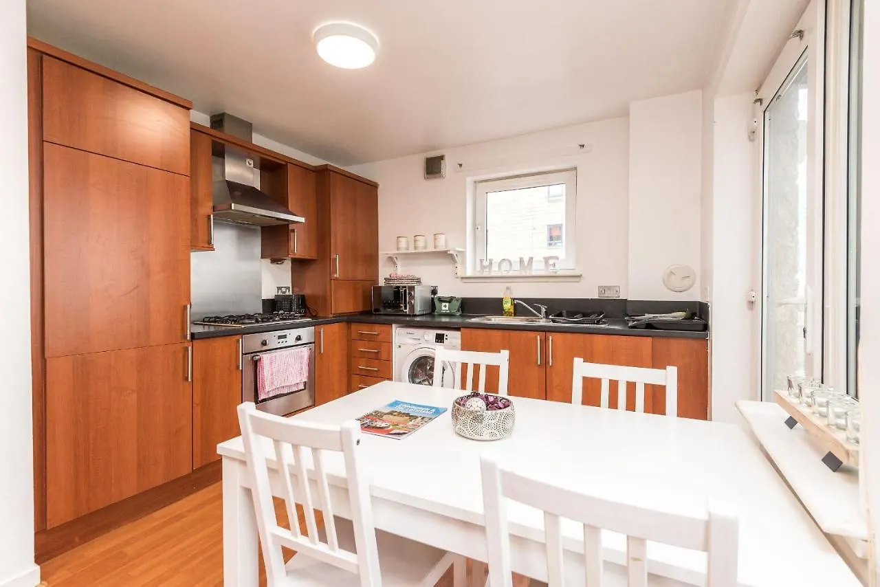 Modern Spacious 3 Bedroom City Centre Apartment - Free Parking - Private Balcony Edinburgh