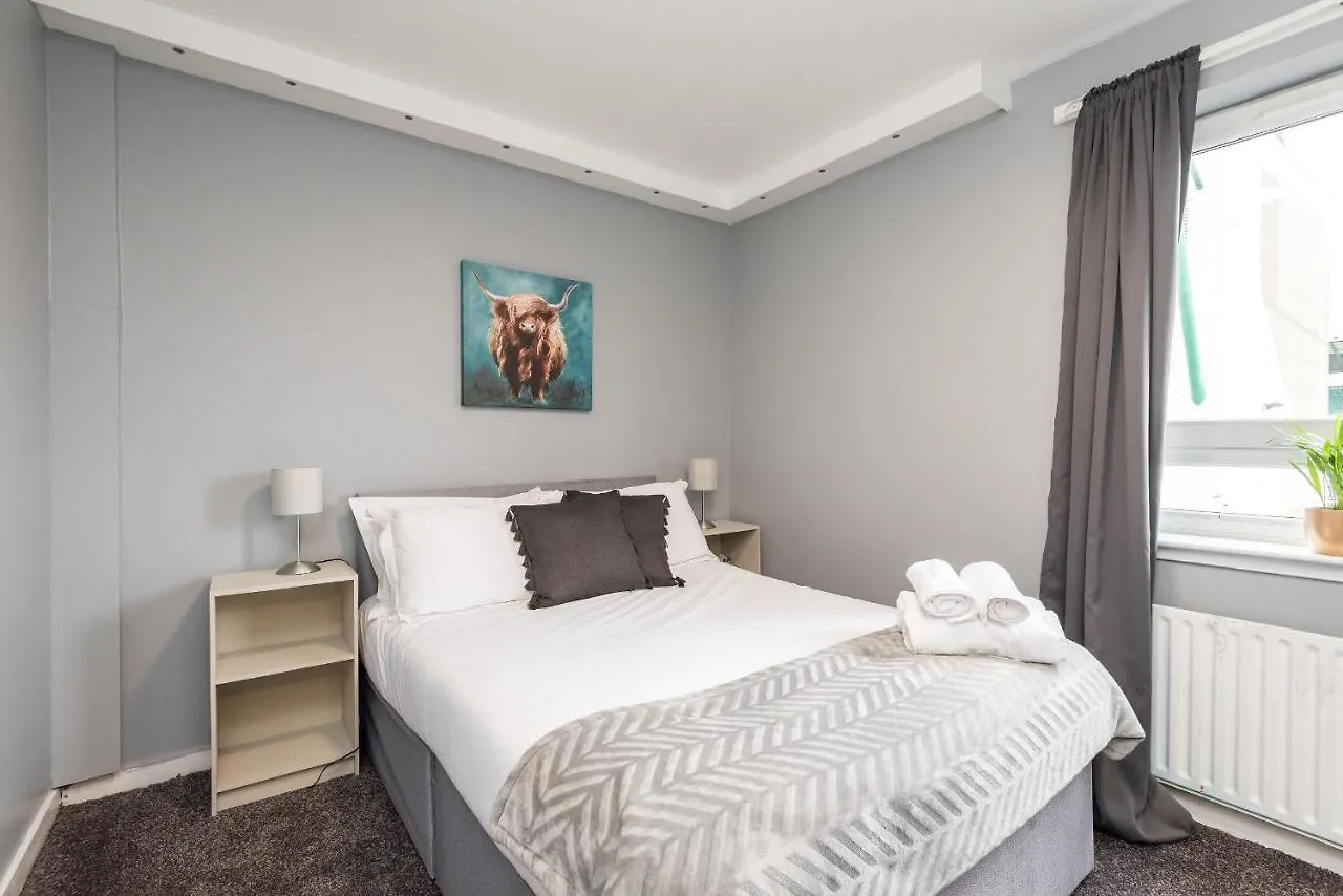 Modern Spacious 3 Bedroom City Centre Apartment - Free Parking - Private Balcony Edinburgh