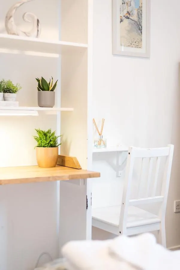 Modern Spacious 3 Bedroom City Centre Apartment - Free Parking - Private Balcony Edimburgo Regno Unito