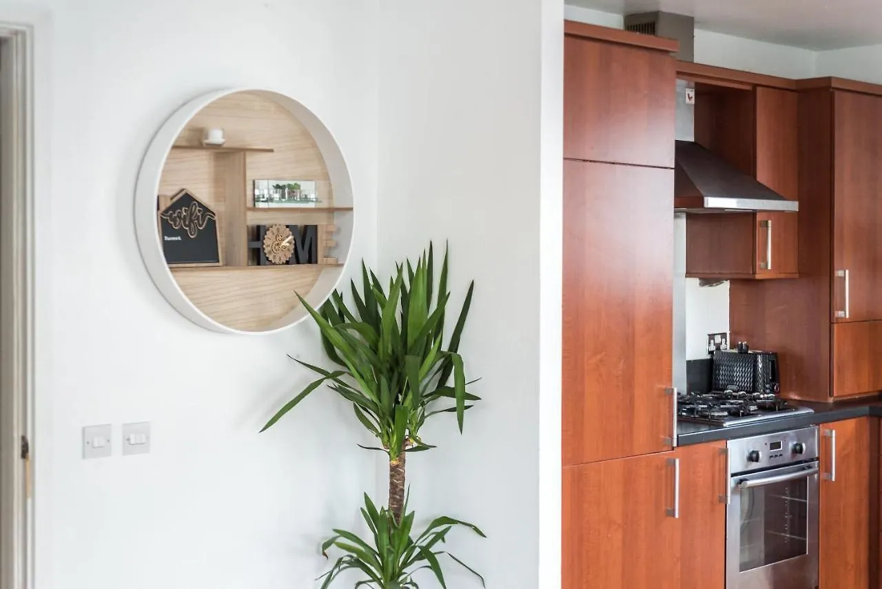Modern Spacious 3 Bedroom City Centre Apartment - Free Parking - Private Balcony Edinburgh